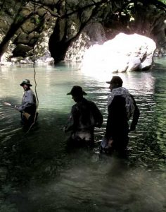 Thierry Jamin et ses compagnons explorent un cañon, ou pongo, au nord des "pyramides" de Paratoari. (c) Thierry Jamin, juillet 2006.