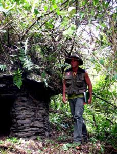 Thierry Jamin, près d'une chullpa, ou tour funéraire, dans le centre cérémoniel de Puccro, vallée de Lacco - Yavero, secteur de Mesapata. (c) Thierry Jamin, décembre 2009.