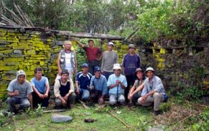 Thierry Jamin, ses compagnons et des habitants de la localité de Juy Way, près d'un temple de la cité inca de Llactapata, vallée de Lacco - Yavero, secteur Juy Way. (c) Thierry Jamin, décembre 2009.