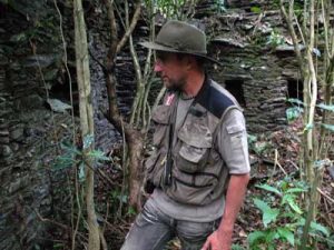 Thierry Jamin dans les ruines de la petite cité inca de Llactapata, vallée de Lacco - Yavero, secteur Ccorimayo. (c) Thierry Jamin, juillet 2009.