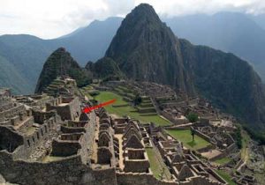 Image générale de Machu Picchu. Localisation du "Temple des Trois Portes" et de la fameuse entrée, découverte par David Crespy. (c) Thierry Jamin, septembre 2011.