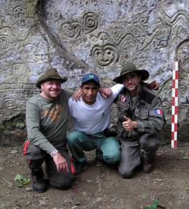 De gauche à droite : Alain Bonnet, "Freddy" le garde parc du SERNANP, et Thierry Jamin. Campagne d'exploration à Pusharo. (c) Thierry Jamin, août 2006.