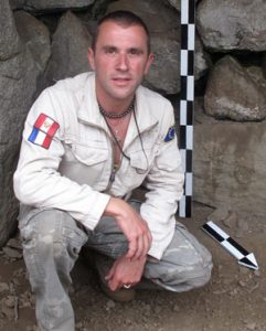 Thierry Jamin devant la "porte secrète" à Machu Picchu