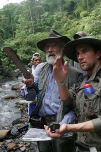 Herbert Cartagena et Thierry Jamin, face aux "pyramides" de Paratoari. (c) Thierry Jamin, 2005.